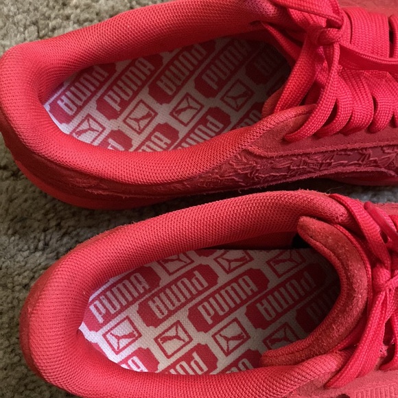 Puma’s!! Lightly worn, cute clean great condition add them to your shoe closet. - Picture 2 of 4